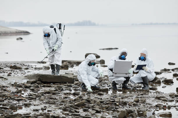 grupo de cientistas trabalhando ao ar livre - radiation protection suit clean suit toxic waste biochemical warfare - fotografias e filmes do acervo