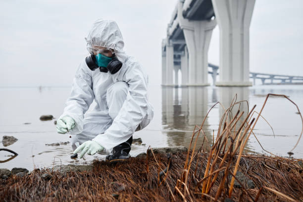 scienziato che prende il campione di terreno - radiation protection suit clean suit toxic waste biochemical warfare foto e immagini stock