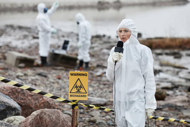 protesta di volontari eco - radiation protection suit clean suit toxic waste biochemical warfare foto e immagini stock