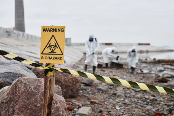 fundo do sinal de risco biológico - radiation protection suit clean suit toxic waste biochemical warfare - fotografias e filmes do acervo