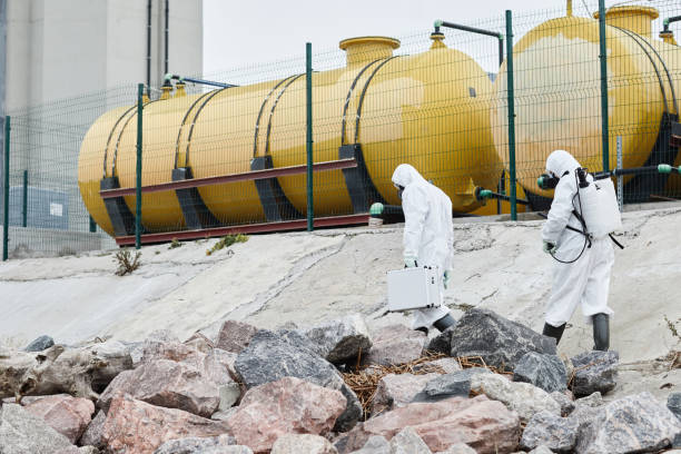 trabalhadores em engrenagem no local industrial - radiation protection suit clean suit toxic waste biochemical warfare - fotografias e filmes do acervo