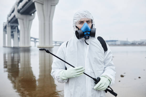 addetto alla disinfezione all'aperto - radiation protection suit clean suit toxic waste biochemical warfare foto e immagini stock