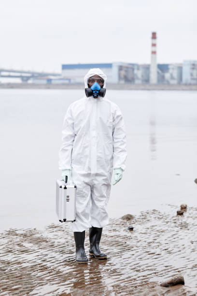 cientista em equipamento de proteção ao ar livre - radiation protection suit clean suit toxic waste biochemical warfare - fotografias e filmes do acervo
