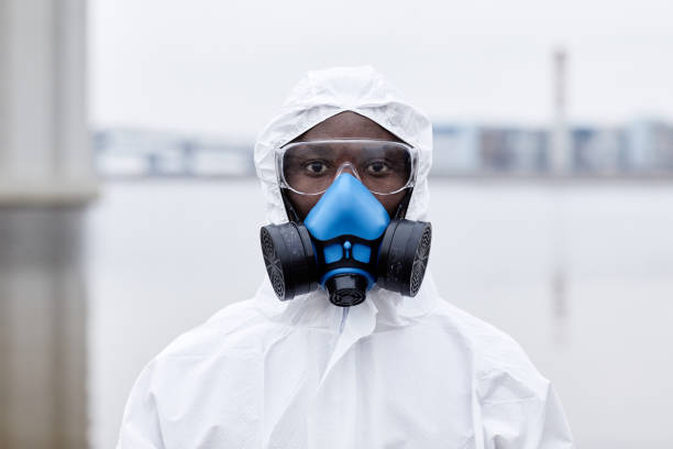 uomo nero in hazmat gear - radiation protection suit clean suit toxic waste biochemical warfare foto e immagini stock