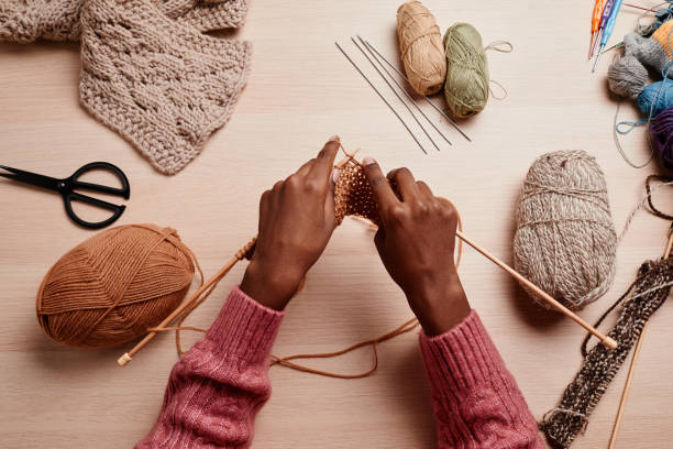 manos femeninas tejiendo fondo - sewing close up pattern wool fotografías e imágenes de stock