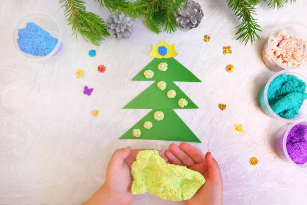 子供はグリーティングカードクリスマスペーパーと泡プラスチッククラフトを作ります。 - oeuvre ストックフォトと画像
