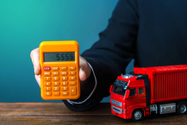 o empresário calcula o custo do transporte de um contêiner. aumento dos preços, crise global de escassez de contêineres. importação e exportação. trânsito de carga. inflação de transporte, taxas de transporte. preço fora - high priced - fotografias e filmes do acervo