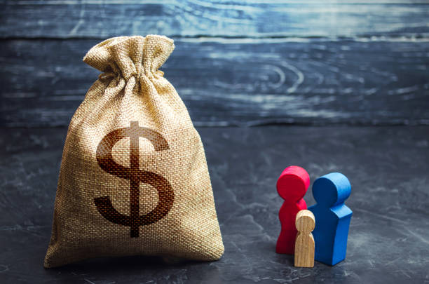 Family figurines and dollar money bag. Social assistance and support. Income level, budget. High debt. Social research, consumer preferences. Segmentation. Marketing and targeting. Demographic grant. figuritas familiares y bolsa de dinero en dólares. asistencia y apoyo social. nivel de ingresos, presupuesto. alta deuda. investigación social, preferencias de los consumidores. segmentación. marketing y segmentación. subvención demográfica.