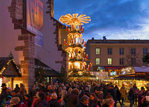 weihnachtsmarkt am barfusserplatz in basel, schweiz - weihnachtsmarkt basel stock-fotos und bilder