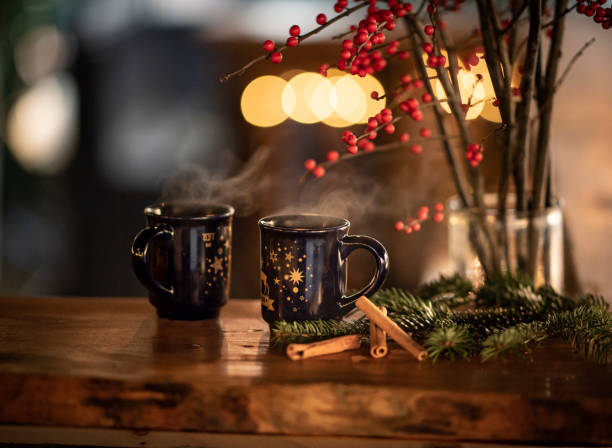 gorące napoje i grzane wino na jarmarku bożonarodzeniowym - mulled wine christmas tea heat zdjęcia i obrazy z banku zdjęć