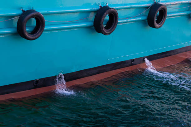 boat docked and emptying its bilge December 06, 2021 Istanbul Boat docked and emptying its bilge bilge of ship stock pictures, royalty-free photos & images