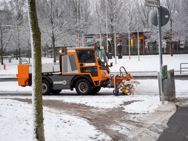 mini-kehrmaschine auf dem bürgersteig im winter, nah dran - winterdienst stock-fotos und bilder