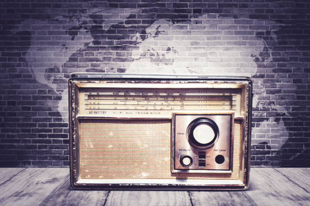 gros plan d’une vieille radio antique sur la table en bois - radio haute fréquence photos et images de collection