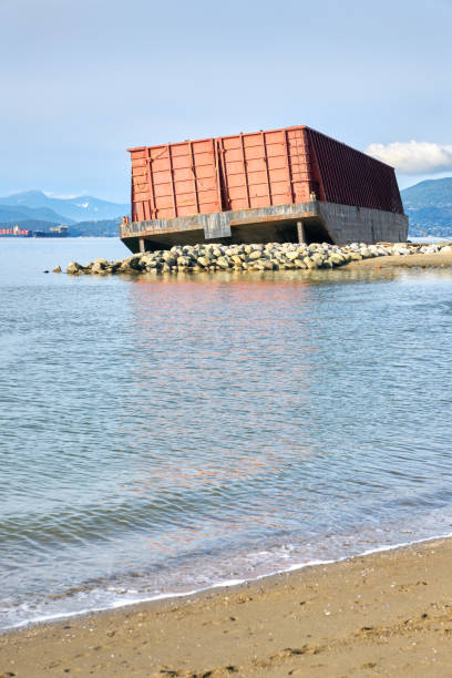 barras encalhadas baía inglesa bc - vertical color image vancouver sea - fotografias e filmes do acervo