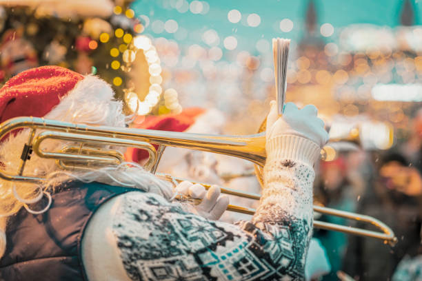 actuación del músico de santa claus. fiesta de navidad y año nuevo de la ciudad. - brass instrument jazz brass trumpet fotografías e imágenes de stock