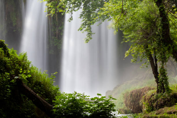 foto das cachoeiras duden durante a primavera, antalya, turquia - waterfall antalya turkey forest - fotografias e filmes do acervo