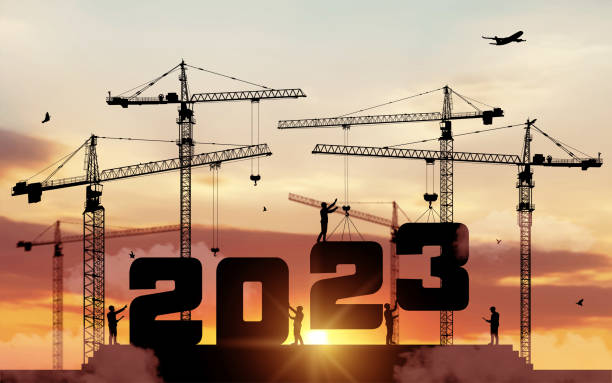 シルエットスタッフは、2023年の新年を迎える準備として働いています。大型建設現場、多くの建設クレーンは2023番を設定しました。建設チームは、2023年の新年の数字を設定します。ベクト� - construction site crane construction silhouette点のイラスト素材／クリップアート素材／マンガ素材／アイコン素材