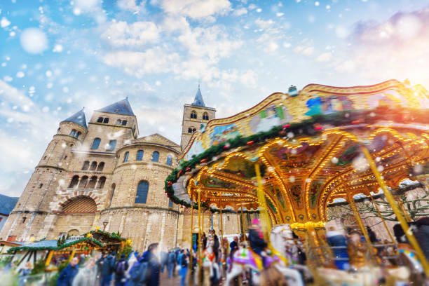 trier - colorido mercado navideño en invierno con nevadas - trier fotografías e imágenes de stock