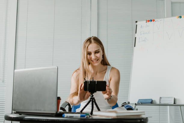 Side hustle, earn extra, money making, side job, side money, second job, hustling, hustle gig, gig economy concept. Young woman speaking in front of camera for vlog blog, recording video ajetreo lateral, ganar extra, hacer dinero, trabajo secundario, dinero secundario, segundo trabajo, ajetreo, ajetreo, concierto de concierto, concepto de economía de conciertos. mujer joven hablando frente a la cámara para el blog de vlog, grabando video