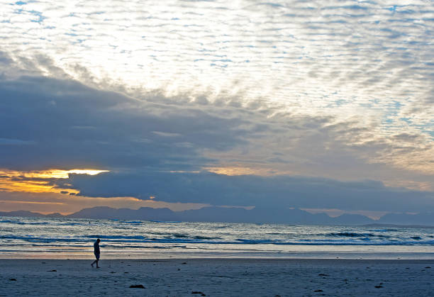 silhueta solitária na strand, cidade do cabo, província do cabo, áfrica do sul. - sea cirrocumulus landscape one person - fotografias e filmes do acervo