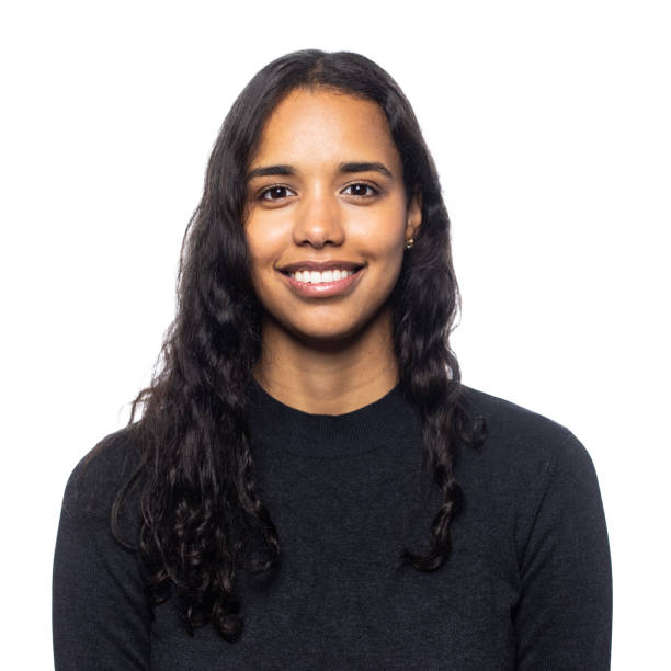 portrait en studio d’une jeune femme latine souriante - only young women photos photos et images de collection