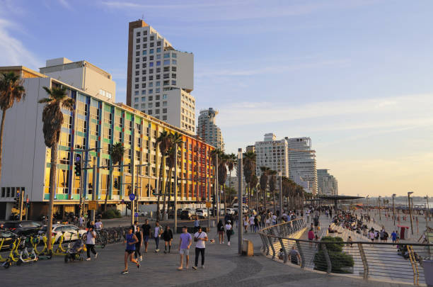 dan tel aviv hotel and tel aviv promenade in the evening - tel aviv imagens e fotografias de stock