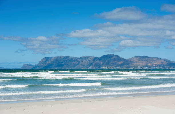 偽の湾のビーチの海の風景と山々、ケープ半島、南アフリカ。 - south africa coastline sea wave ストックフォトと画像