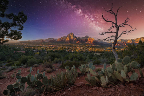 sedona con la vía láctea al fondo - sedona fotografías e imágenes de stock