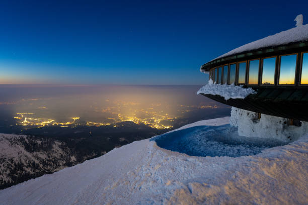 pico de la montaña sniezka por la noche en las montañas gigantes durante el invierno - silesia fotografías e imágenes de stock
