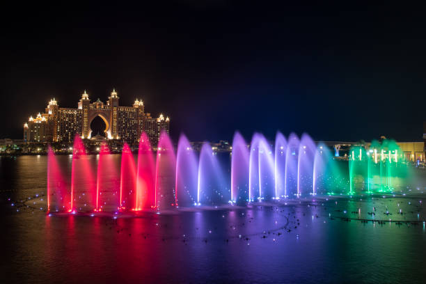 Atlantis Dubai Fireworks 2021 THE POINTE ,DUBAI. VIEW OF THE SPECTACULAR FIREWORKS AND THE COLOURFUL DANCING FOUNTAINS DURING THE DIWALI CELEBRATION AT THE POINTE PALM JUMEIRAH, DUBAI , UAE atlantis the palm stock pictures, royalty-free photos & images