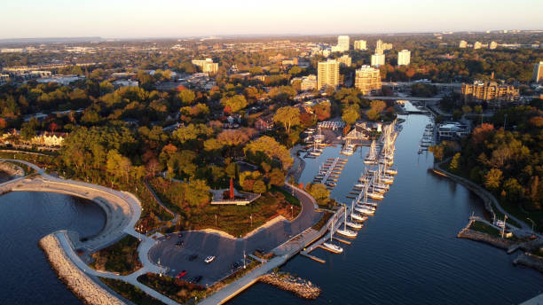 widok z lotu ptaka na port i przystań w oakville, ontario kanada - beach sunrise waterbreak sea zdjęcia i obrazy z banku zdjęć