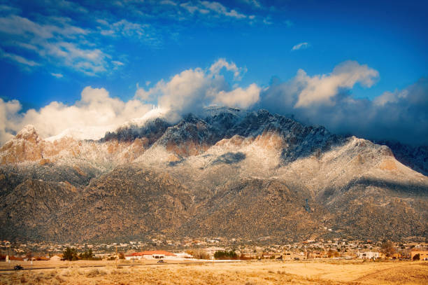 горы сандия в нью-мексико - moody sky dark saturated color extreme terrain стоковые фото и изображения