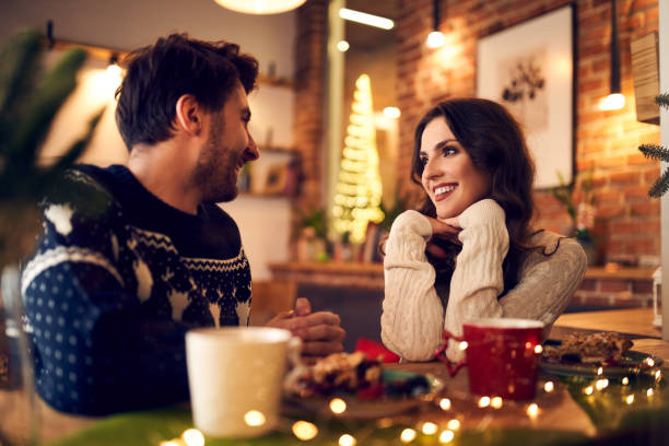 paar, das in der weihnachtszeit zeit im café verbringt - communication discussion coffee christmas stock-fotos und bilder
