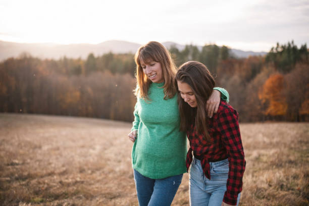 adolescente e mãe em uma caminhada na natureza - women autumn teenage girls teenager - fotografias e filmes do acervo