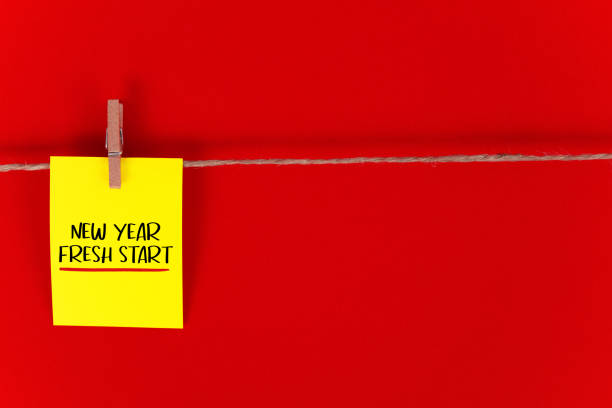 новый год, новый старт. на красном фоне. - clothesline clothespin adhesive note bulletin board стоковые фото и изображения