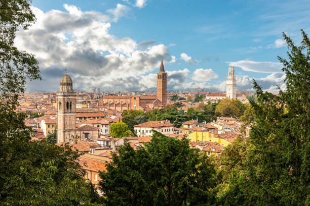 공공 공원 자르디노 주스티에서 베로나에서 보기 - verona italy veneto europe day 뉴스 사진 이미지