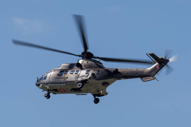 helicóptero utilitario militar aerospatiale as532 de la fuerza aérea suiza que sale del aeropuerto de payerne. - as532 fotografías e imágenes de stock