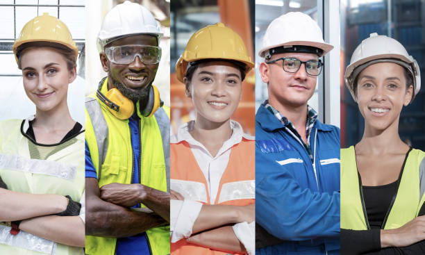 직장에서 자신감을 가지고 서 있는 수동 작업자 그룹. 스마트 산업 근로자 운영의 개념. 아시아, 백인, 아프리카의 남성과 여성의 사람들의 다양성. - teamwork business construction confidence 뉴스 사진 이미지