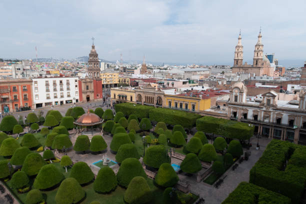 antena do centro de león guanajuato com parque, quiosque e igrejas - leon - fotografias e filmes do acervo