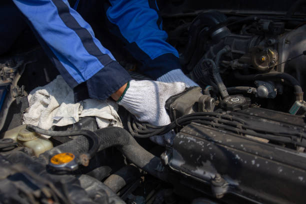 Check engine ignition system and change ignition coil. Car care service.
Replacing ignition coil and spark plugs.
Car mechanic fixing ignition coil on gasoline engine, four-cylinder internal combustion engine. compruebe el sistema de encendido del motor y cambie la bobina de encendido. servicio de cuidado del coche.
sustitución de bobinas de encendido y bujías.
mecánico de automóviles que fija la bobina de encendido en el motor de gasolina, motor de combusti