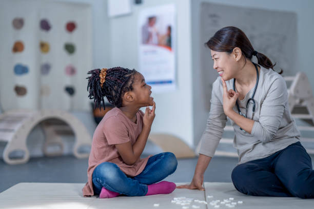 travailler sur les sons en orthophonie - occupational therapy photos et images de collection