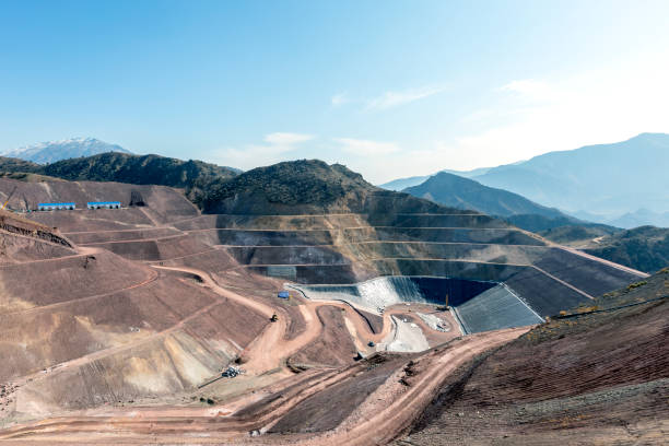 vista de la presa de residuos mineros industriales (presa de relaves). una presa de relaves es típicamente una presa de terraplén de relleno de tierra utilizada para almacenar subproductos de las operaciones mineras después de separar el mineral de la g - tailings fotografías e imágenes de stock