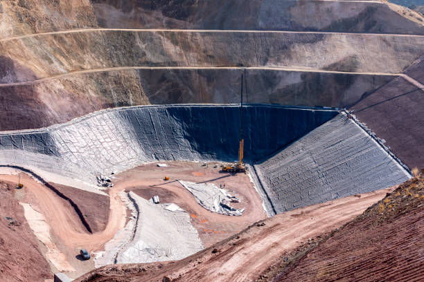 vista de la presa de residuos mineros industriales (presa de relaves). una presa de relaves es típicamente una presa de terraplén de relleno de tierra utilizada para almacenar subproductos de las operaciones mineras después de separar el mineral de la g - tailings fotografías e imágenes de stock