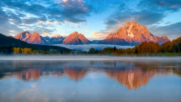 a beautiful autumn sunrise at oxbow bend in the snake river in grand teton national park, wyoming. - snake river mt moran nature grand teton national park imagens e fotografias de stock