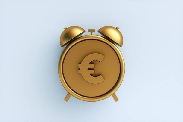 sveglia dorata con simbolo di valuta su sfondo bianco. rendering 3d. - making money gold euro symbol time foto e immagini stock