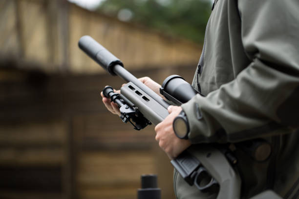 l'esercito tiene le armi nelle mani di - target sport flash foto e immagini stock