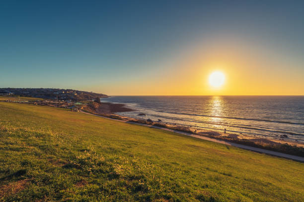 weitwinkelansicht des hallett cove beach bei sonnenuntergang - maroon stock-fotos und bilder