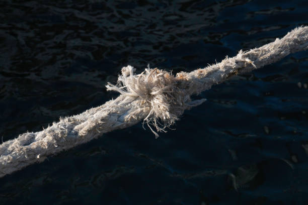 dettaglio corda tesa e sfilacciata - rope frayed breaking tied knot foto e immagini stock