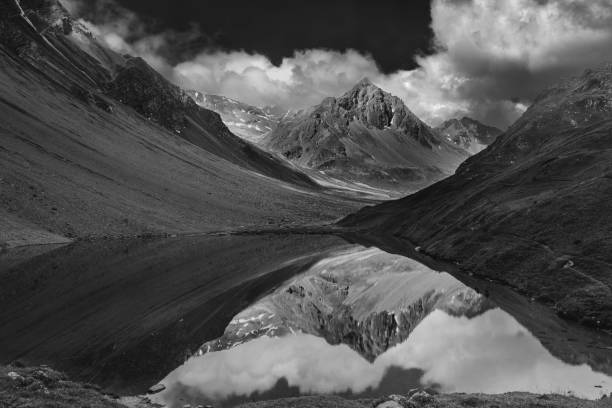 aelpli lac suisse conversion noir et blanc - graubunden canton mountain travel valley photos et images de collection