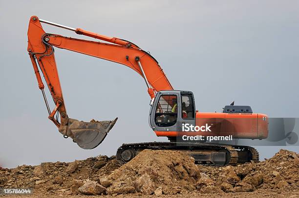 Foto de Excavator e mais fotos de stock de Adulto - Adulto, Areia, Artesão